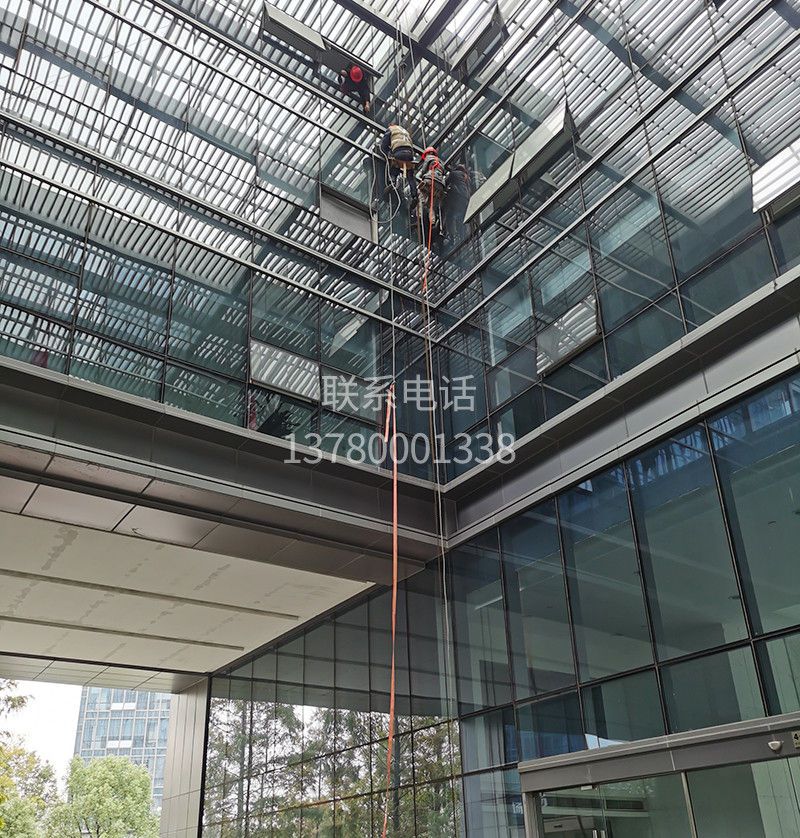 國家風(fēng)電大樓幕墻玻璃更換中