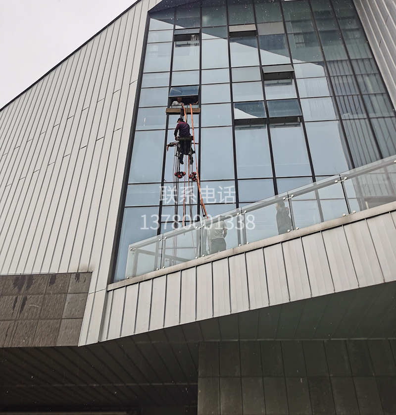 寧波姜山大劇院外墻玻璃更換中